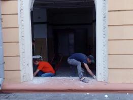 Демонтаж окна ПВХ для доставки оборудования в магазин